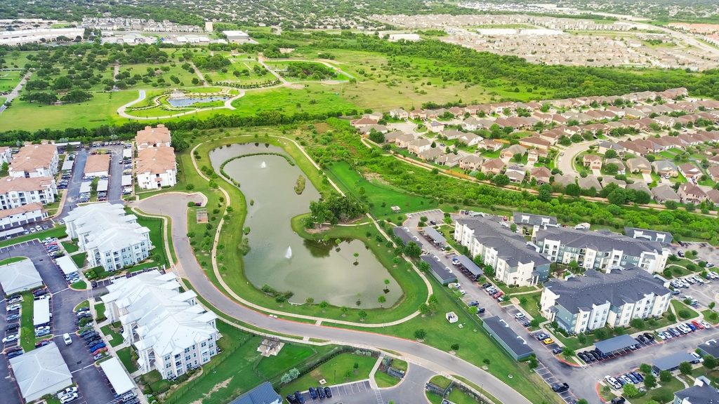 池を囲むように住宅や集合住宅が広がる、米国郊外の住宅地の空撮