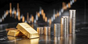上昇するグラフを背景に、金の延べ棒と積み重ねたコインが並ぶ様子